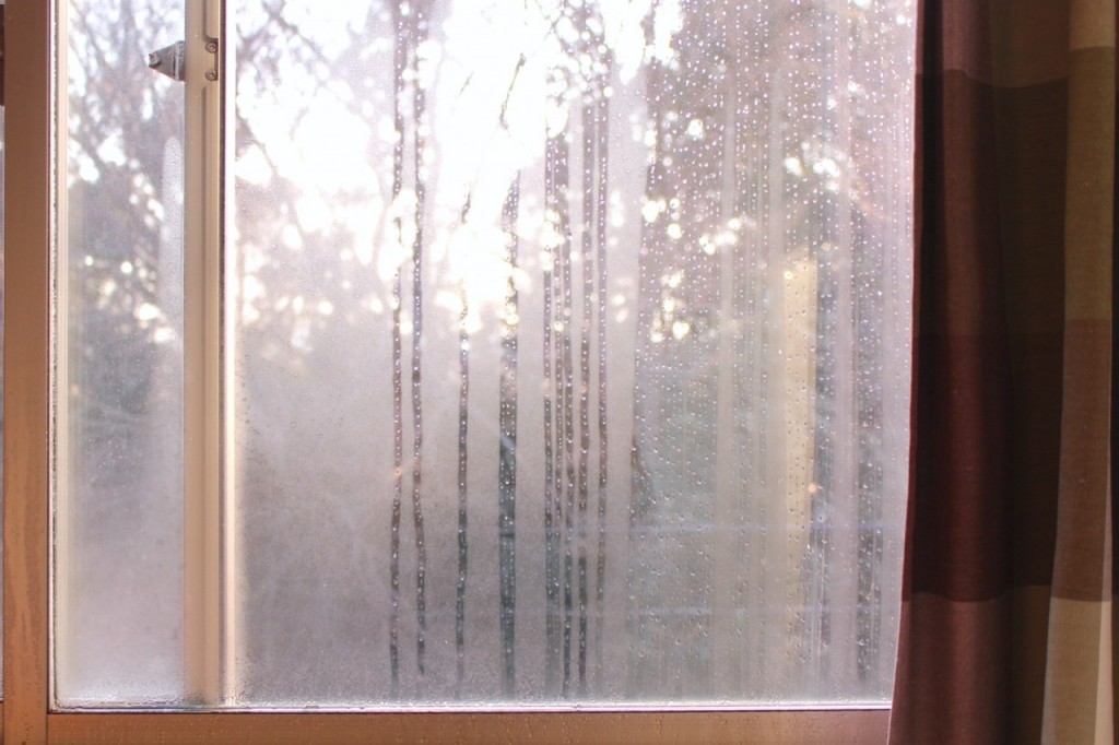窓についた水滴の画像