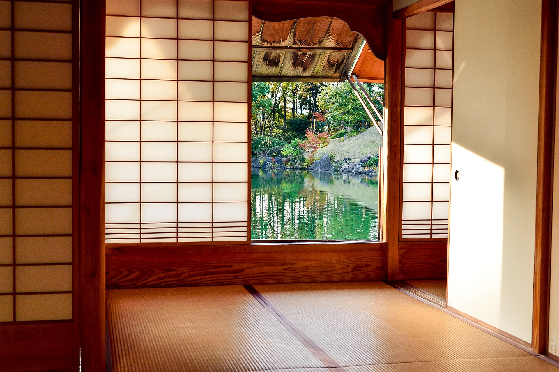 和室と池の画像