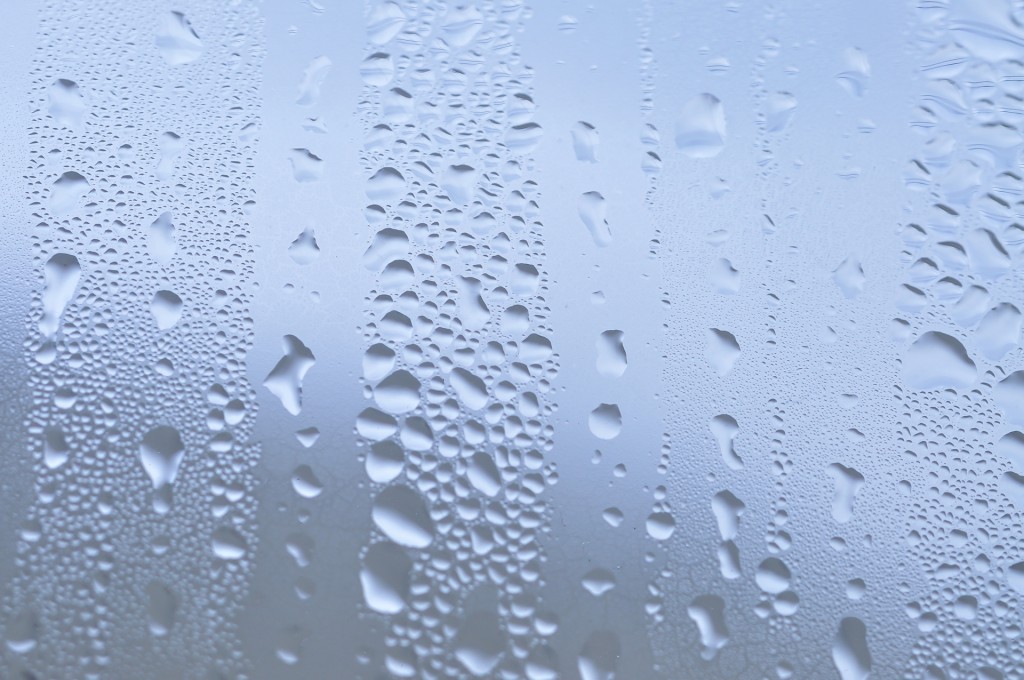 湿度の影響で結露した窓の写真